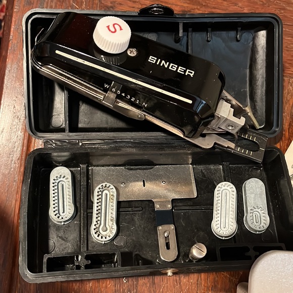 Vintage Singer buttonhole guide - Picture 3 of 6